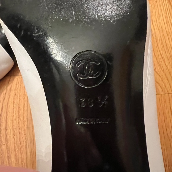 EUC Women's Vintage CHANEL White Black Cap Toe Low Heel Pumps Size 38.5 or US 8 - Picture 10 of 10
